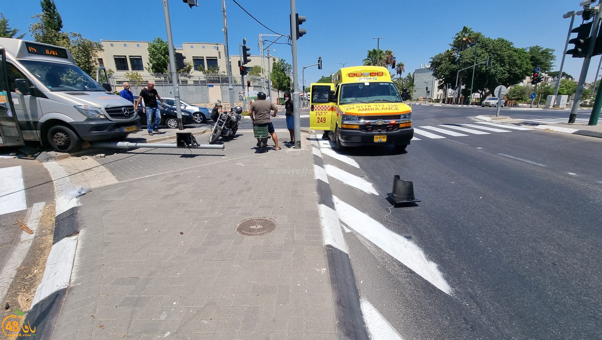  يافا: اصابة شخصين اثر اصطدام حافلة بعامود الاشارة الضوئية 